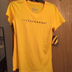 Live strong 💪🏽 T-shirt